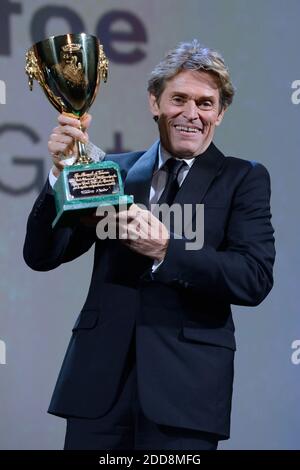 Willem Dafoe Recibe El Premio Coppa Volpi Al Mejor Actor Con La