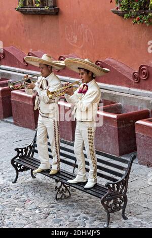 Una Banda De Mariachis Toca El Guitarr N Mexicano Grande En La