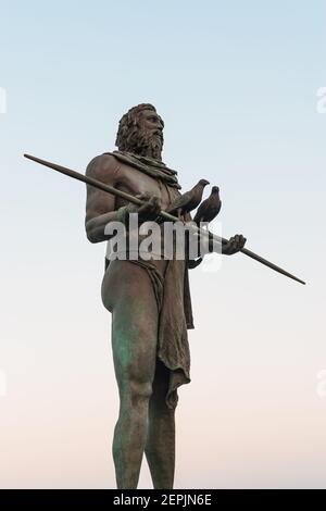 Escultura Del Mencey Guanche Aborigen Rey Bencomo En La Costanera De