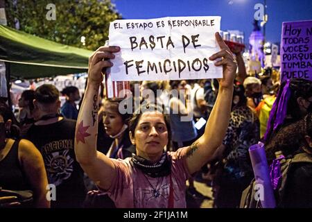 Colectivos feministas se manifiestan en las calles de la Zócalo de la