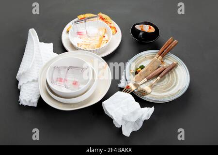 Pila De Platos Sucios Con Restos De Comida En La Mesa Despu S De La