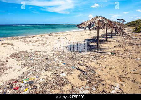 contaminación plástica pesada en la playa del mar tropical Residuos en