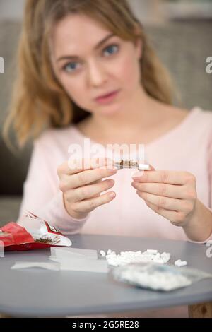 Mano El Tabaco De Liar Papel Y Filtros Para Hacer Los Cigarrillos En