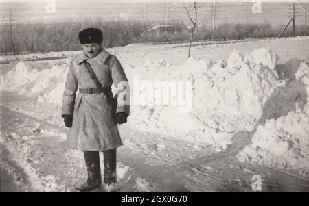 Joven Soldado Sovi Tico Con Fusil Y Uniforme De Invierno Fotograf A De