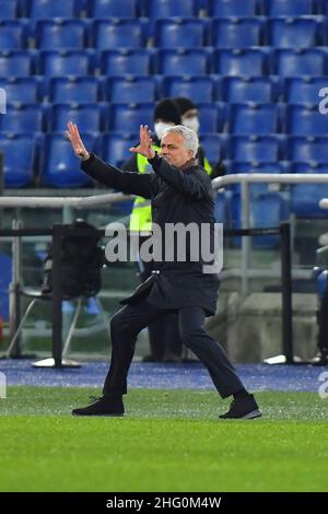 José Mourinho de A S Roma durante el partido de ida de los play off de