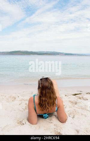 Mujer Acostada En Bikini Sonriendo Fotograf A De Stock Alamy