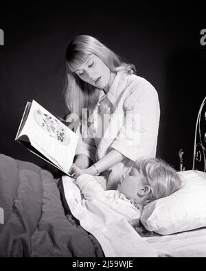 Vintage girl en la cama leyendo un cuento a su hermana pequeña