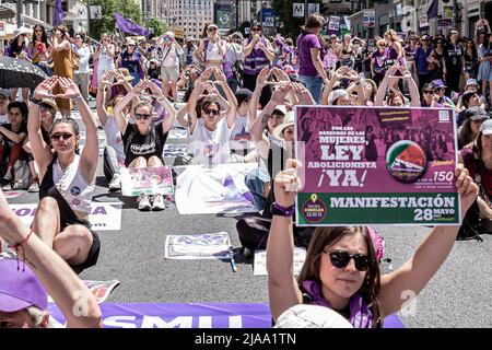 Un Grupo De Mujeres Gritan Y Llevan A Cabo El S Mbolo Feminista En La