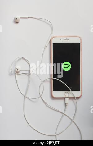 Logotipo De Spotify En La Pantalla Del Smartphone Ordenador Y Altavoz