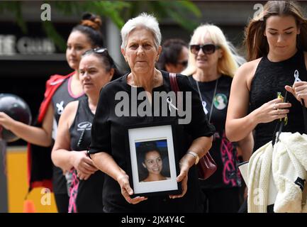 Los partidarios de la asesinada Tara Brown sostienen señales contra la