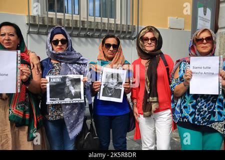 En Piazza D Az Un Gran Grupo De Mujeres Se Manifiestan Contra La