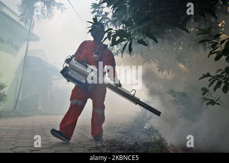 Trabajadores Municipales Fumigan Zonas De Un Complejo De Viviendas