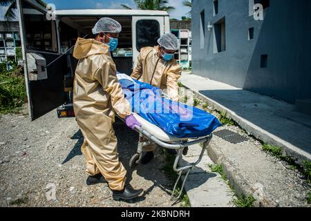 Los Trabajadores Funerarios Que Llevan Trajes De Materiales Peligrosos