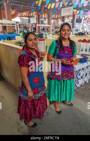 Una Joven Ind Gena Zapoteca Vestida Con Su Traje Tradicional De San