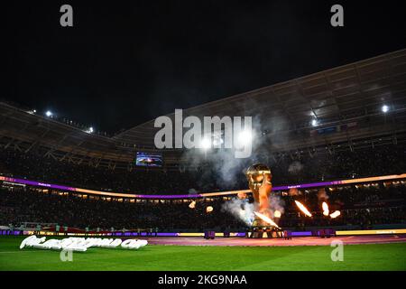 Un Gigantesco Trofeo De La Copa Mundial De La Fifa En El Campo Antes De