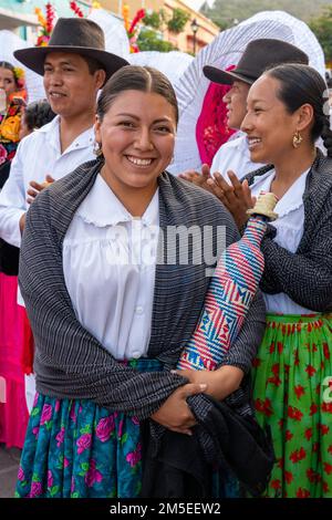 Bailarines de Miahuatlán bailan el jarabe tradicional en la Guelaguetza