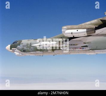 Vista lateral derecha aire aire de un avión B 52 Stratofortress que