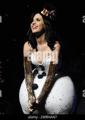 La Cantante Pop Katy Perry Emerge De Un Regalo De Navidad Gigante Y