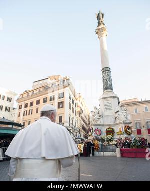 El Papa Francisco ora frente a la tumba del Papa Pío XI en las cuevas