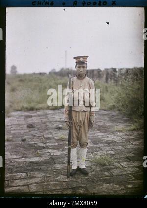 Moukden China joven soldado de infantería en camino a una pared 1912