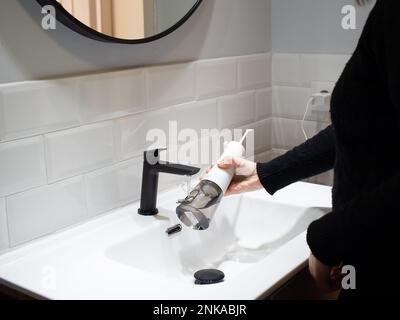 Salud Oral Sin Esfuerzo Mujer Llenando El Tanque De Agua Con Enjuague