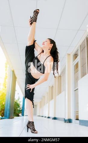 Bailarina De Mujer En Tacones Haciendo Poses De Flexibilidades Danza