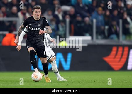 Lukas Kubler Del Sc Freiburg Controla El Bal N Durante El Partido De