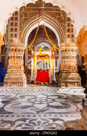 Los ídolos de Radha Krishna en el templo Lalji en el complejo Kalna