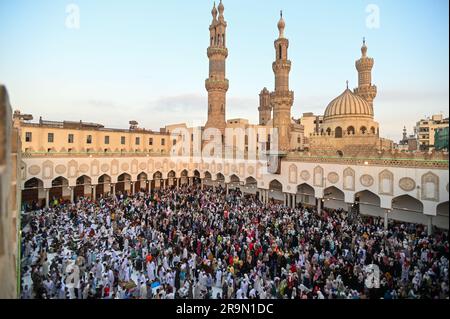 El Cairo Egipto 28º de junio de 2023 Los musulmanes realizan