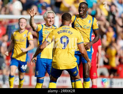 Aaron Lewis De Mansfield Town Celebra Con Jordan Bowery Louis Reed Y