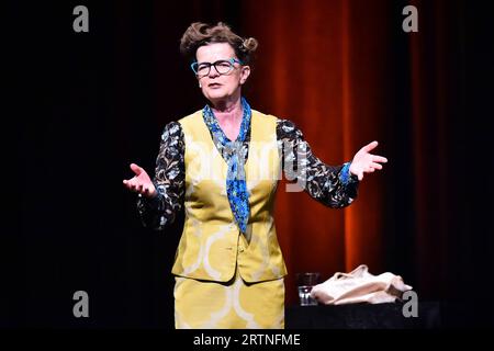 Frieda Braun Rolle Vorw Rts Am Im Ebertbad In Oberhausen