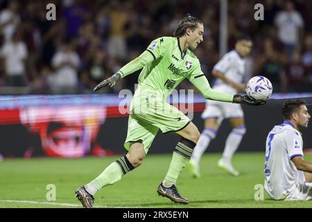 El portero italiano de Frosinone Stefano Turati controla el balón