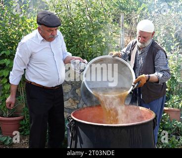 Diyarbakir Turqu A De Octubre De Una Mujer Kurda Muestra