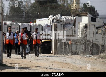 Rafah Gaza 2023 de octubre Vehículos de las Naciones Unidas esperan