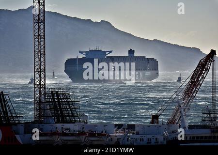 Vista General Del CMA CGM Palais Royal Girando En El Puerto De Marsella