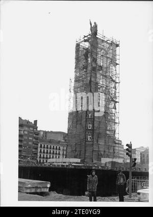 03 11 1976 Traslado de la estatua de Cristóbal Colón en la plaza de