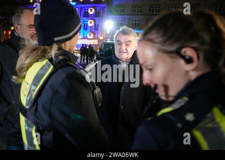 Nrw Innenminister Reul Besucht Einsatzkraefte In Koeln Guido Assmann