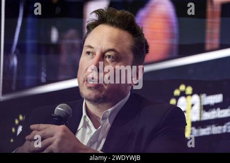 El multimillonario estadounidense Elon Musk habla en línea durante una