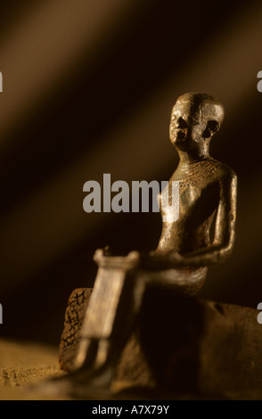 Egipto bronce Imhotep estatua de Saqqara la tumba de QAR Fotografía