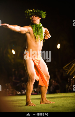 Macho Nativo Hawaiano Tradicional Realizando Fire Dance En Lua Big