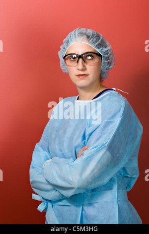 Mujer Sexy médico con un estetoscopio y gafas rojo sobre fondo blanco