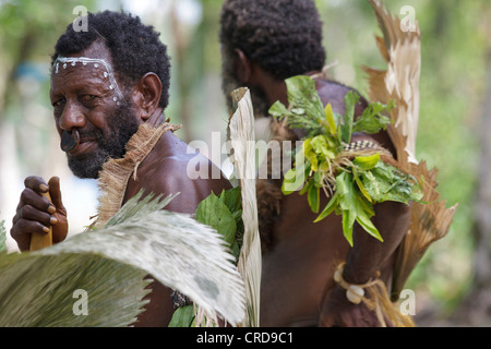 La gente primitiva Nendo Isla Santa Cruz Las Islas Salomón en