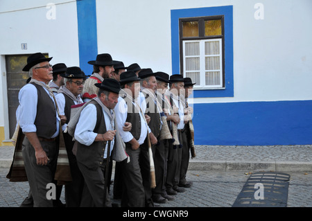 Portugal Alentejo Hombres Cantando El Cante Tradicional Alentejo