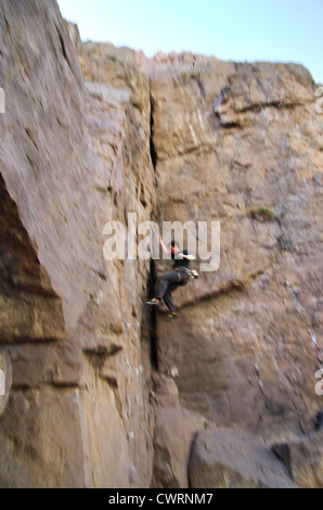 Escalador Cayendo De Un Acantilado Mientras Que El Plomo Escalada