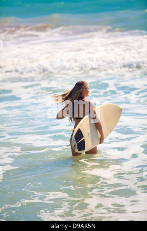 Rubia En Bikini Con Su Encabezado De Tabla De Surf En Las Olas En Hawai