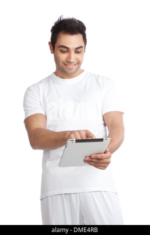 Hombre Hispano Joven Usando Touchpad Sentado En La Mesa Sonriendo Con