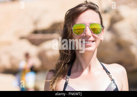 Retrato De Chica Guapa En Bikini Tumbado En La Arena En Reposo