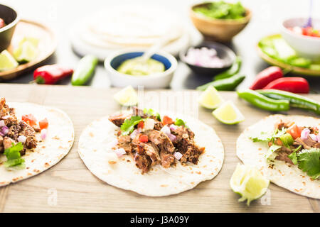 Carne De Cerdo Carnitas Con Pico De Gallo En Una Tortilla De Harina