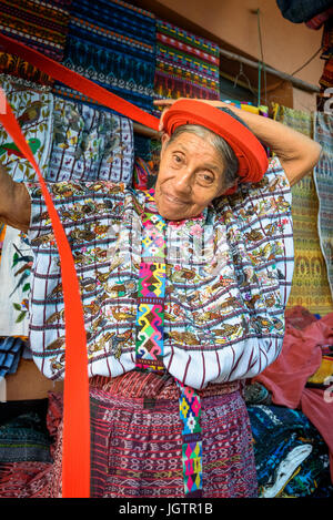 Una Vieja Mujer Maya Indegenous Vestida Con Un Traje Tradicional