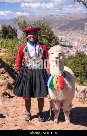 Anciana Peruana Nativa En Traje Tradicional Local Y Sombrero Con Largas